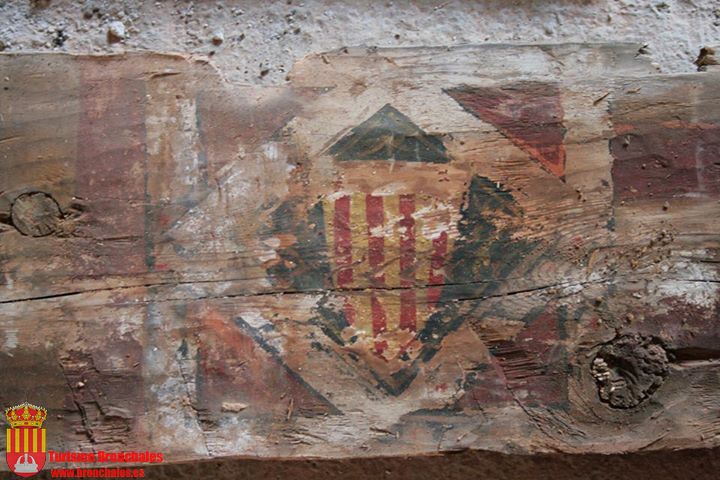 Imagen de las tablas policromadas y talladas de la techumbre de la ermita original de Santa Bárbara en Bronchales